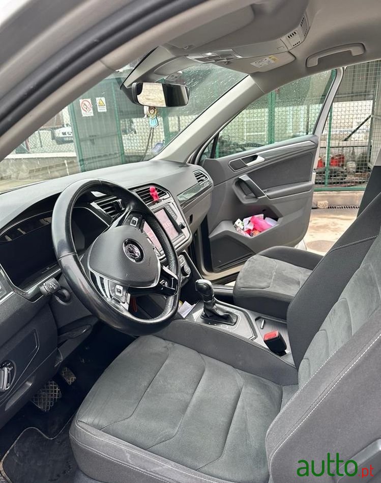 2017' Volkswagen Tiguan photo #2