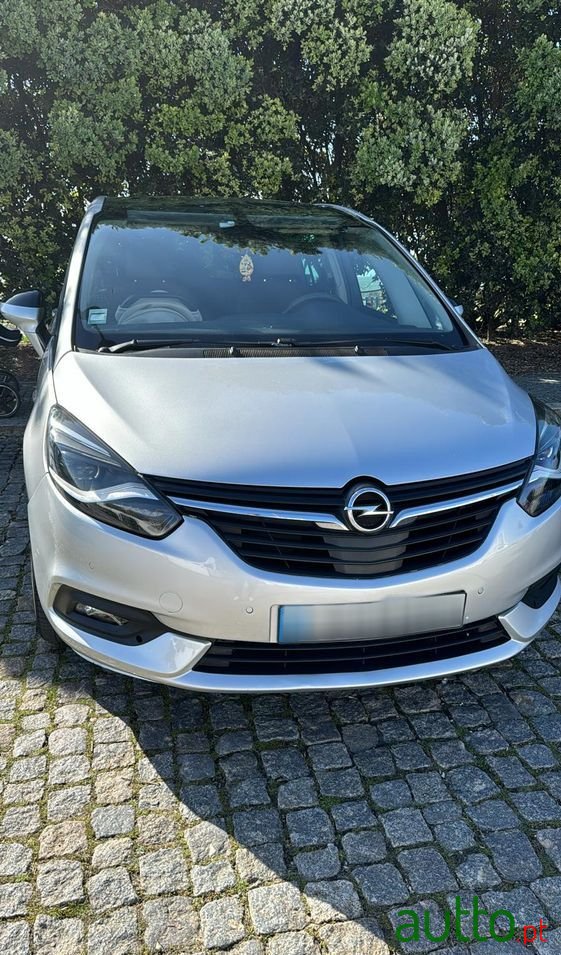 2018' Opel Zafira photo #1