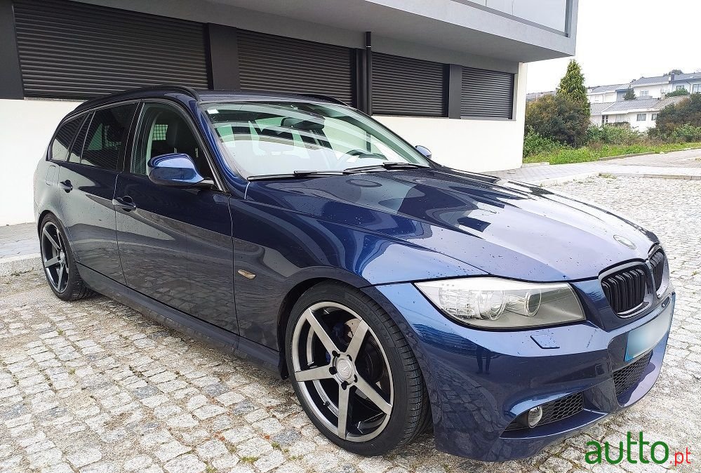 2010' BMW 320 D Touring Auto photo #3