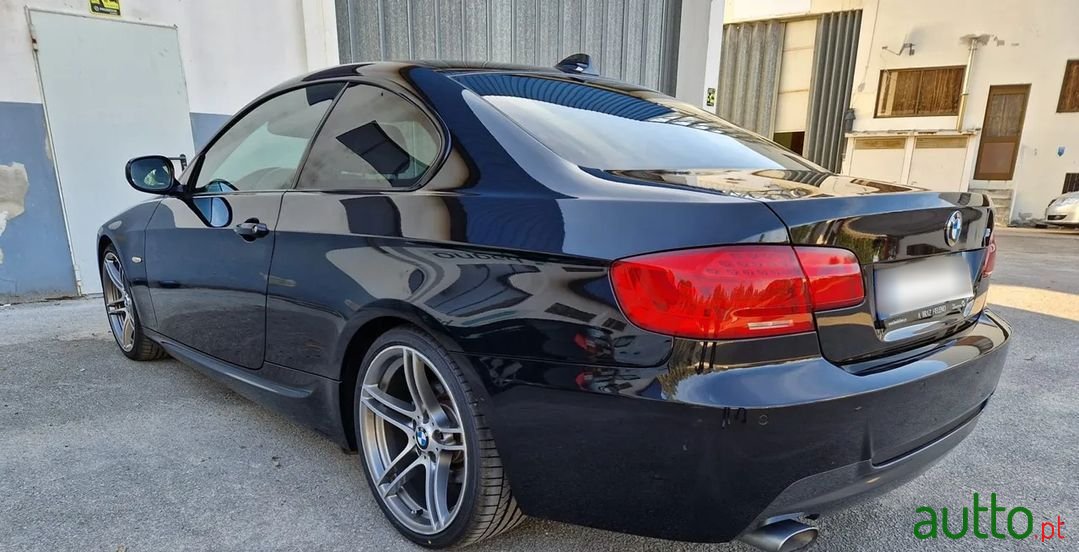 2011' BMW 320 photo #1