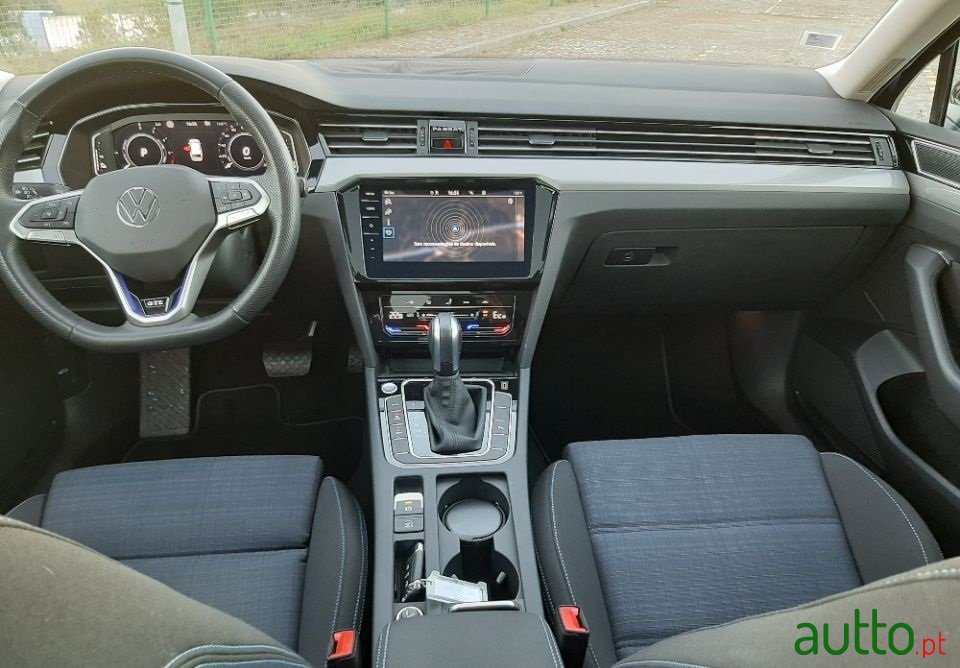 2020' Volkswagen Passat Variant photo #2