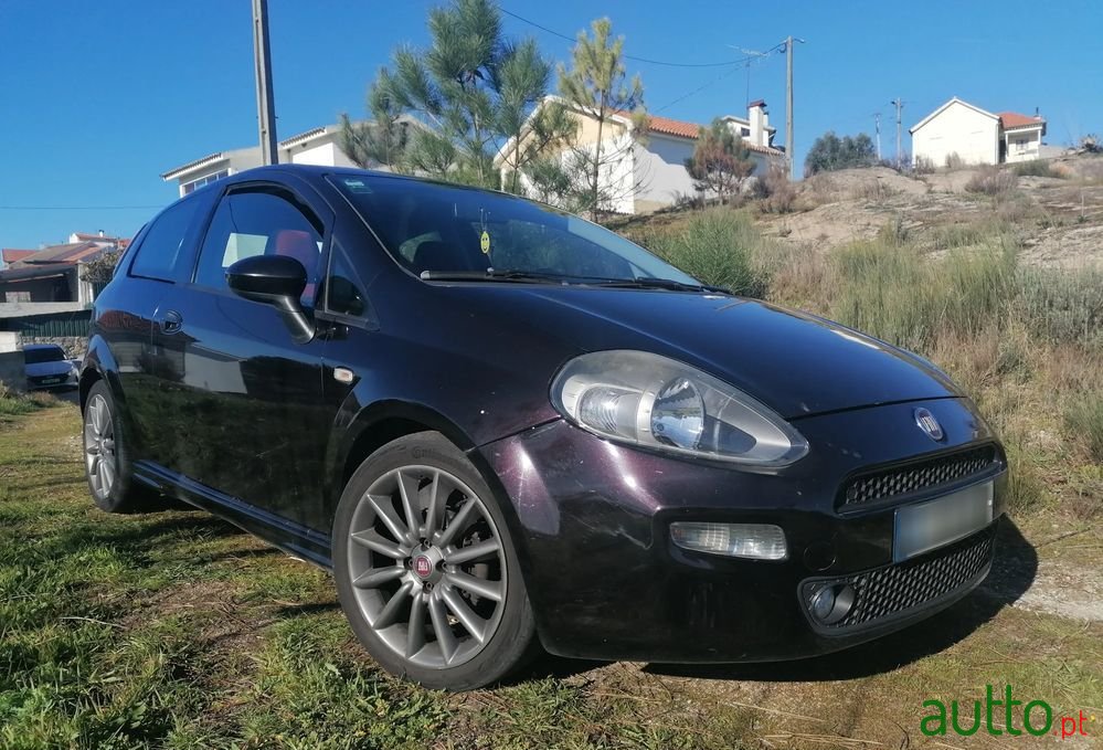 2013' Fiat Punto Evo photo #1