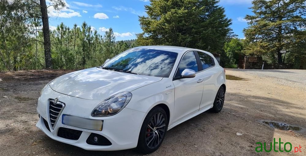 2013' Alfa Romeo Giulietta photo #1