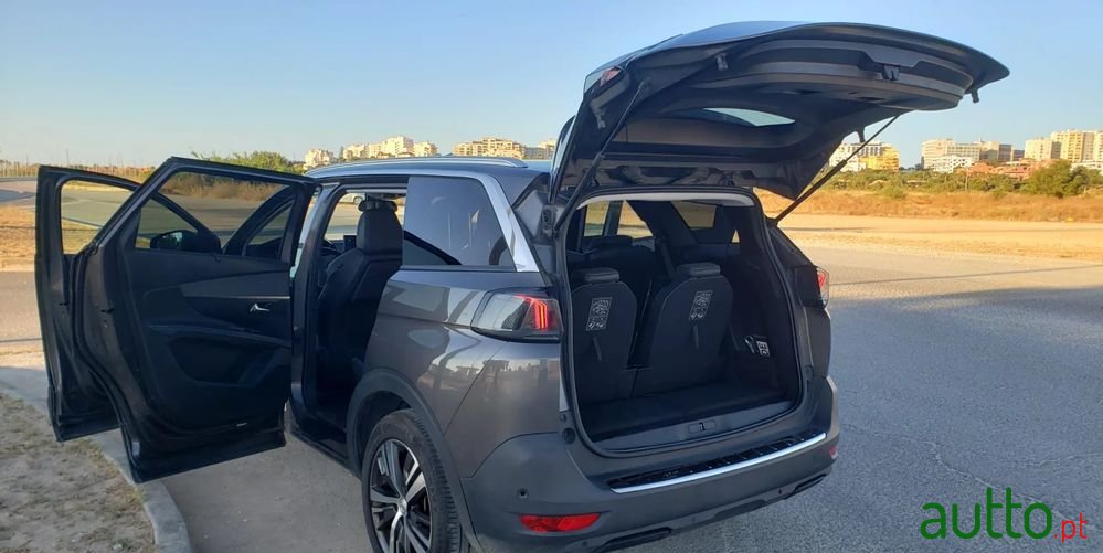 2021' Peugeot 5008 photo #2