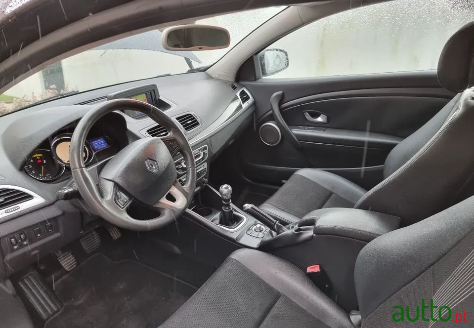 2009' Renault Megane Coupe photo #1