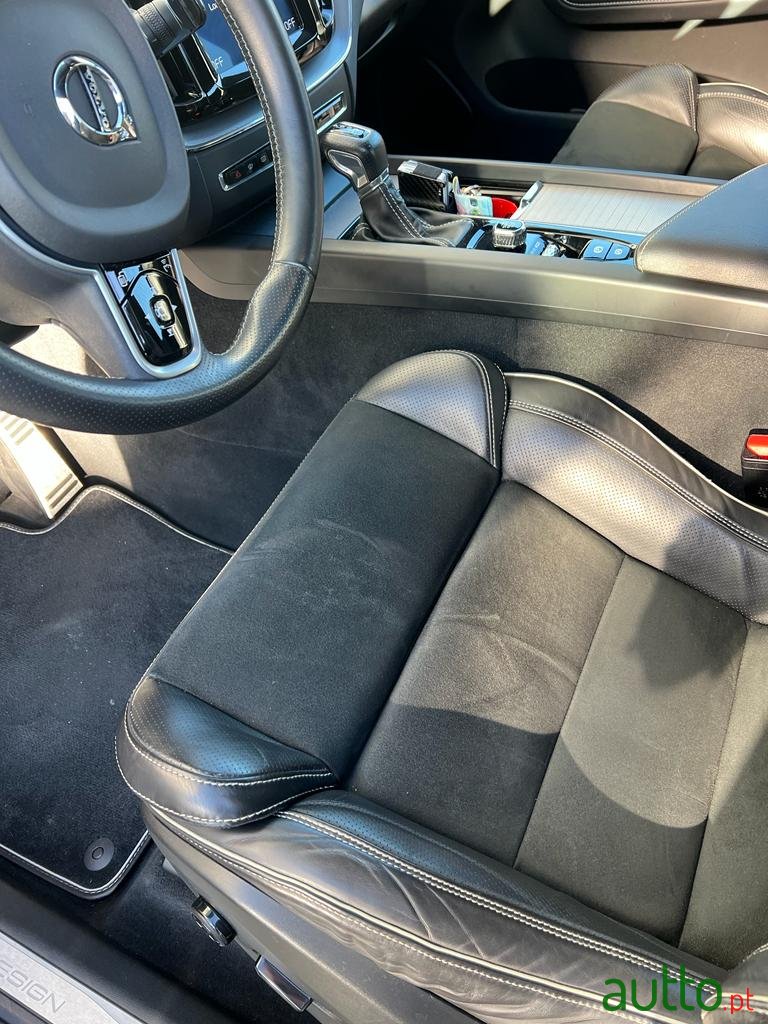 2019' Volvo XC60 photo #3