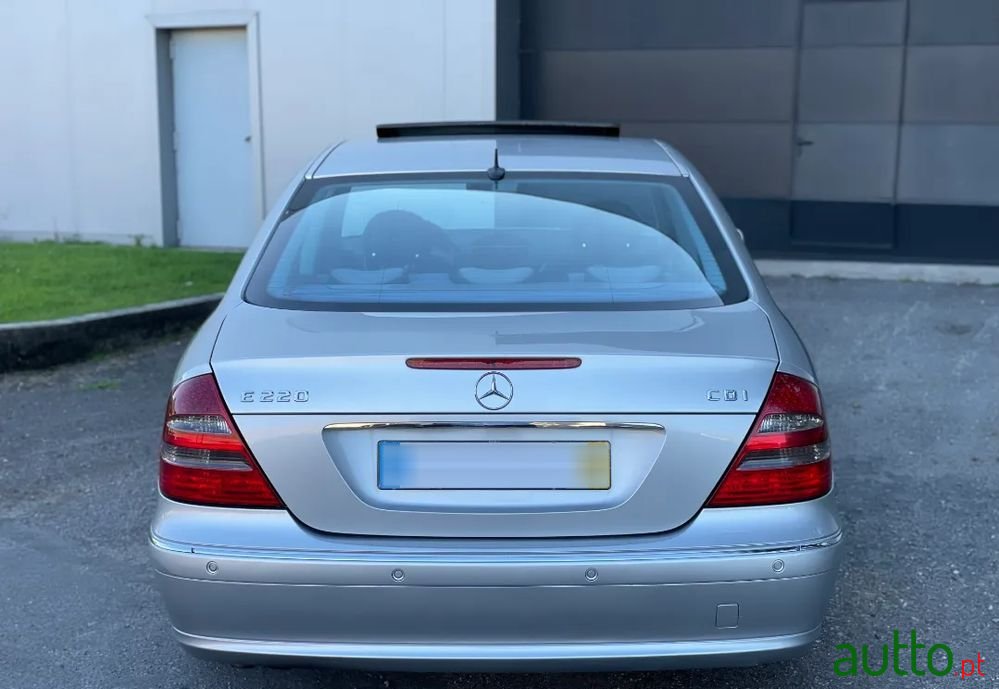 2003' Mercedes-Benz E 220 photo #4