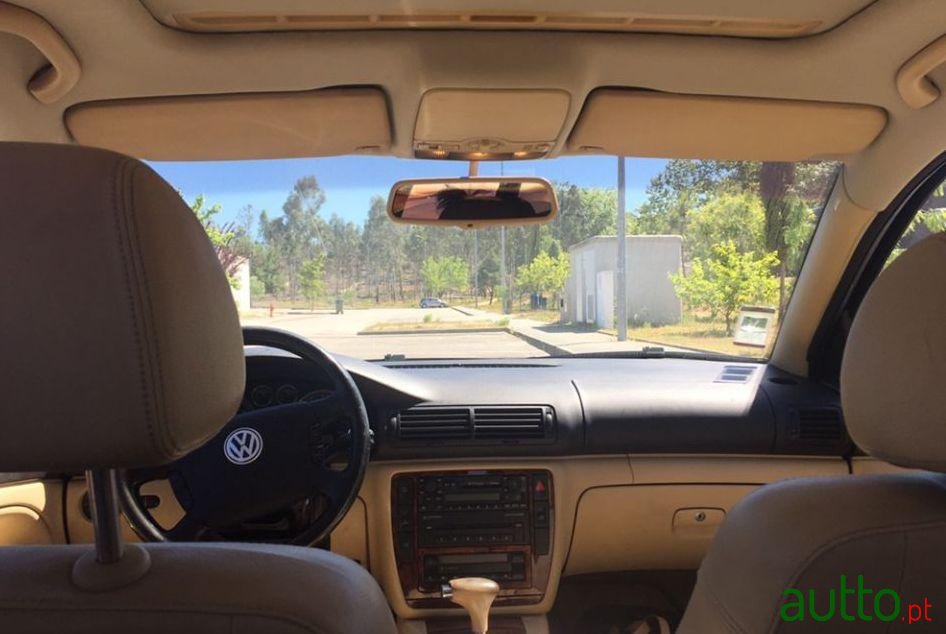 2002' Volkswagen Passat Variant photo #1