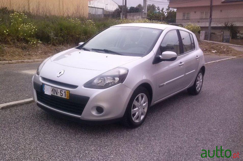 2011' Renault Clio photo #1