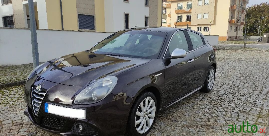 2012' Alfa Romeo Giulietta photo #1