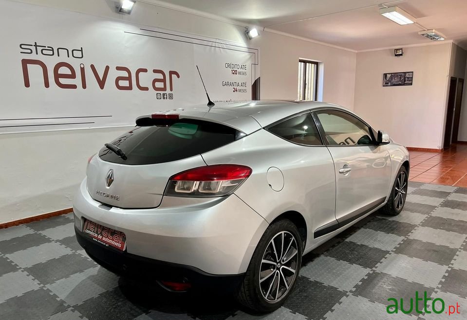 2009' Renault Megane photo #2