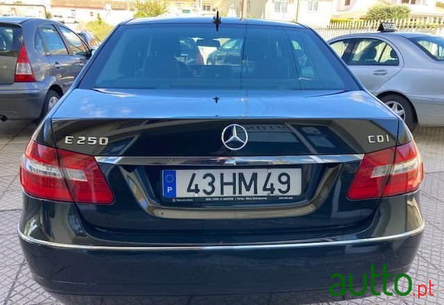 2009' Mercedes-Benz E-250 photo #1