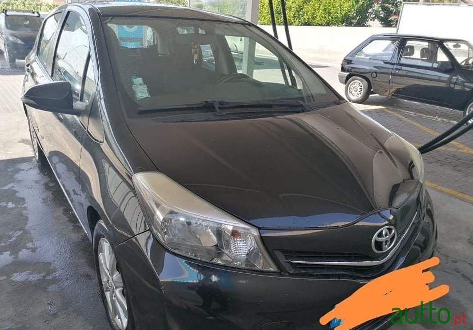 2012' Toyota Yaris photo #1