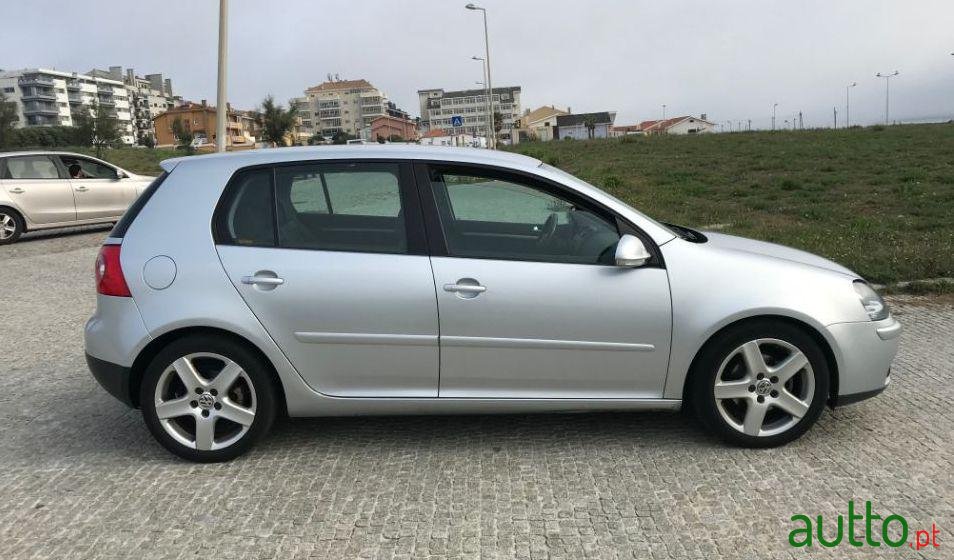 2004' Volkswagen Golf photo #3