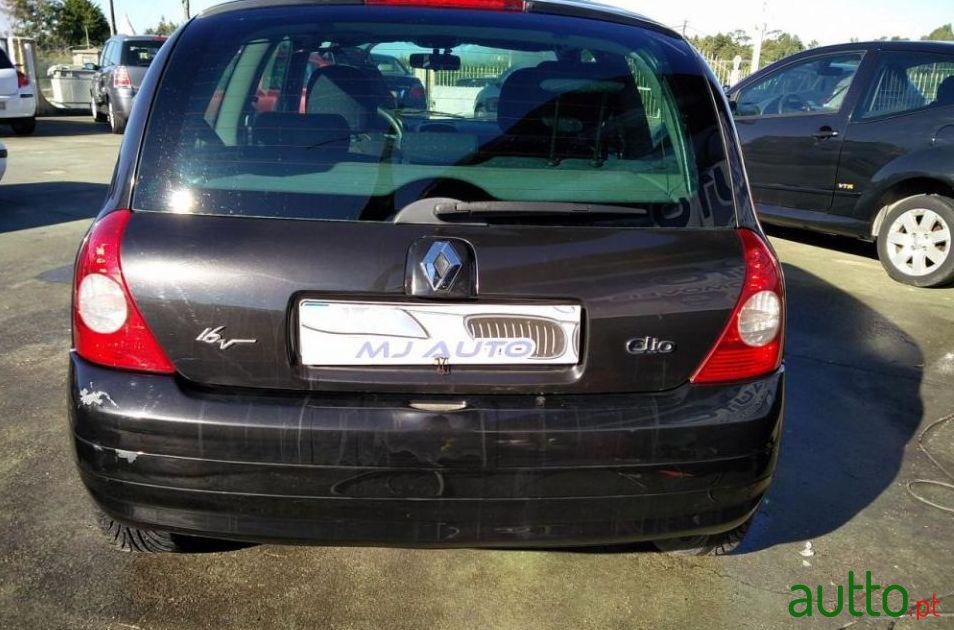 2002' Renault Clio photo #2