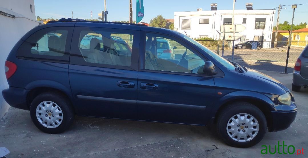 2004' Chrysler Voyager photo #2