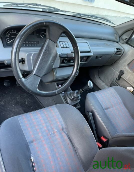 1992' Renault Clio photo #6