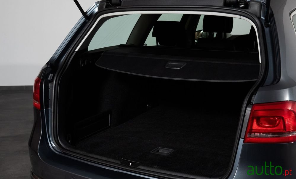 2011' Volkswagen Passat Variant photo #5