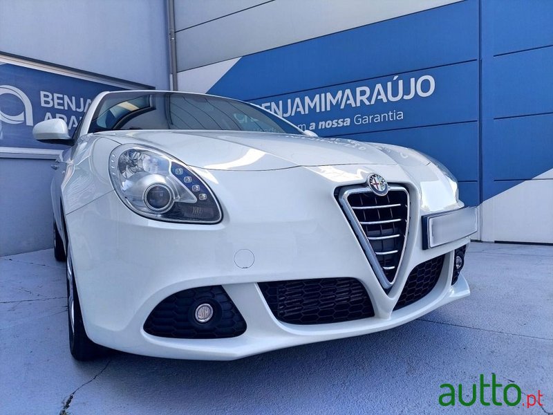 2013' Alfa Romeo Giulietta photo #5