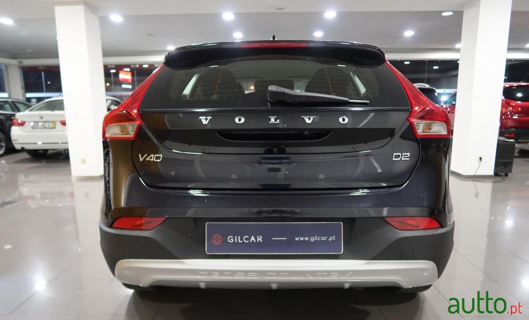 2015' Volvo V40 Cross Country photo #5