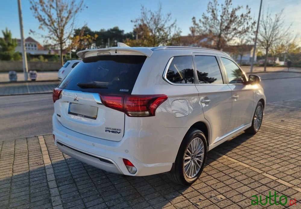 2019' Mitsubishi Outlander 2.4 Phev Ice Edition photo #5
