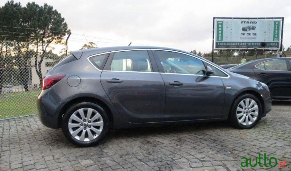 2012' Opel Astra photo #4