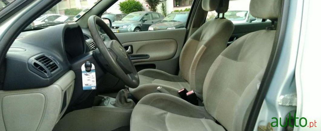 2001' Renault Clio photo #1