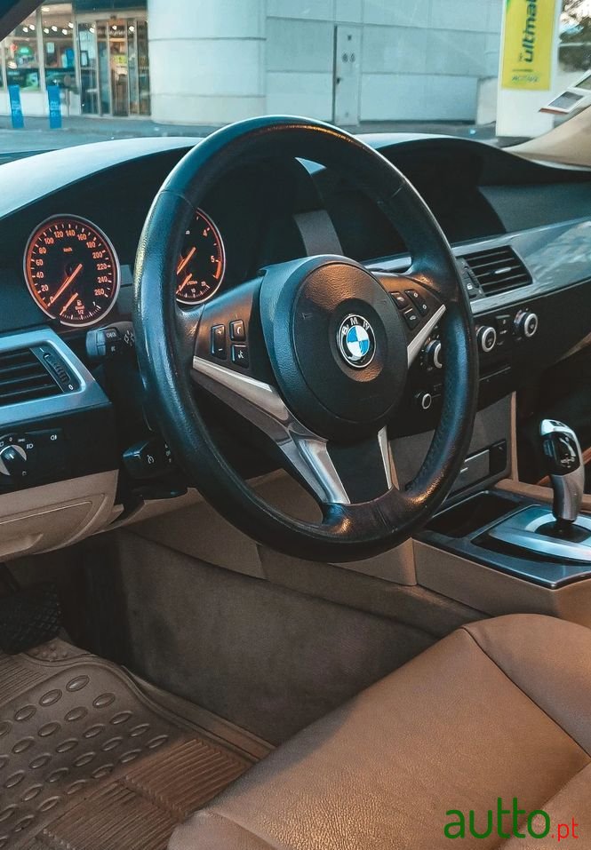 2009' BMW 520 Da Touring photo #2