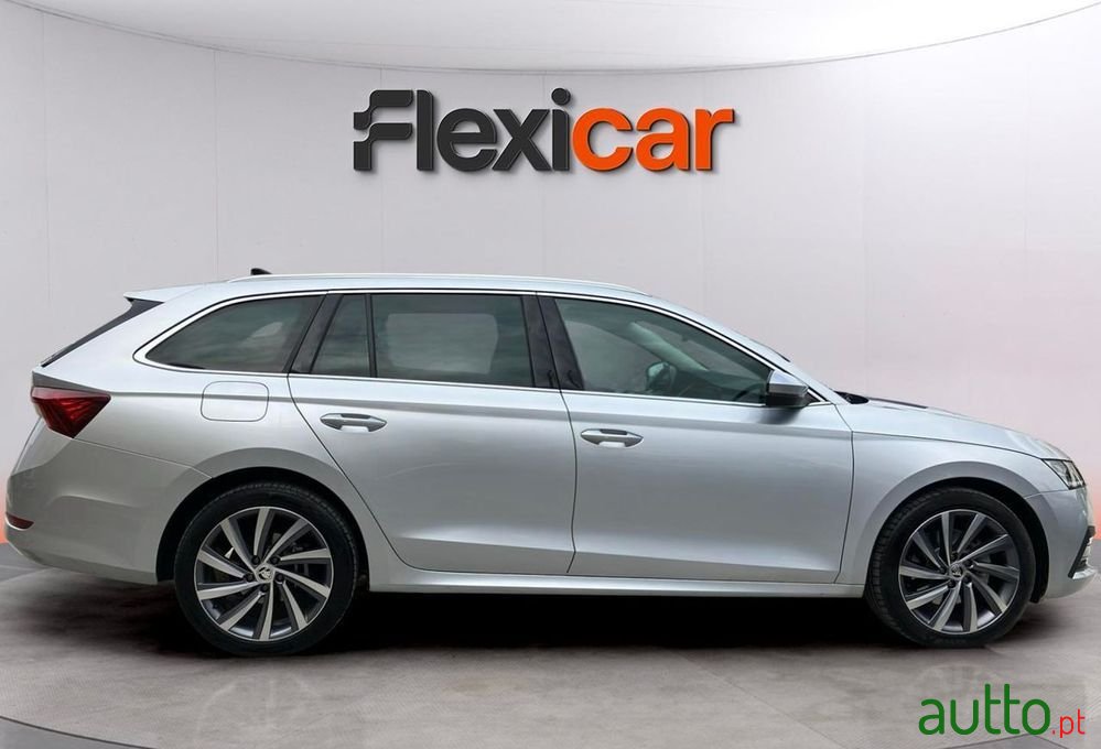 2022' Skoda Octavia Break photo #2