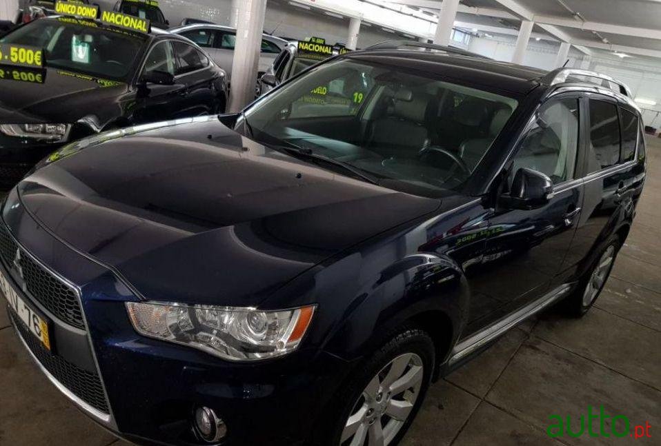 2010' Mitsubishi Outlander photo #1