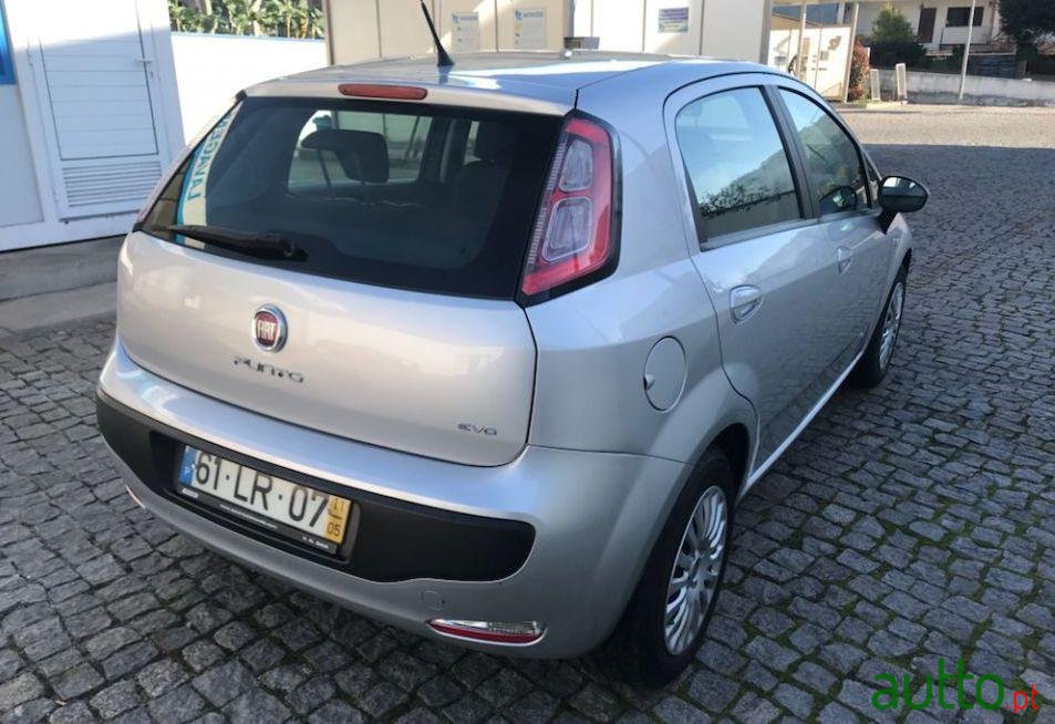 2011' Fiat Grande-Punto photo #2