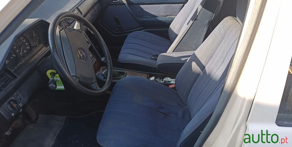 1986' Mercedes-Benz W124 250 D photo #4