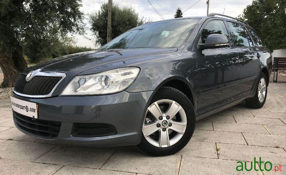 2010' Skoda Octavia Break photo #2