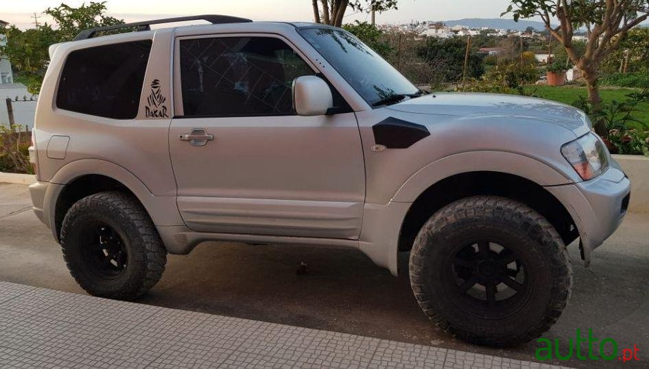 2001' Mitsubishi Pajero photo #2