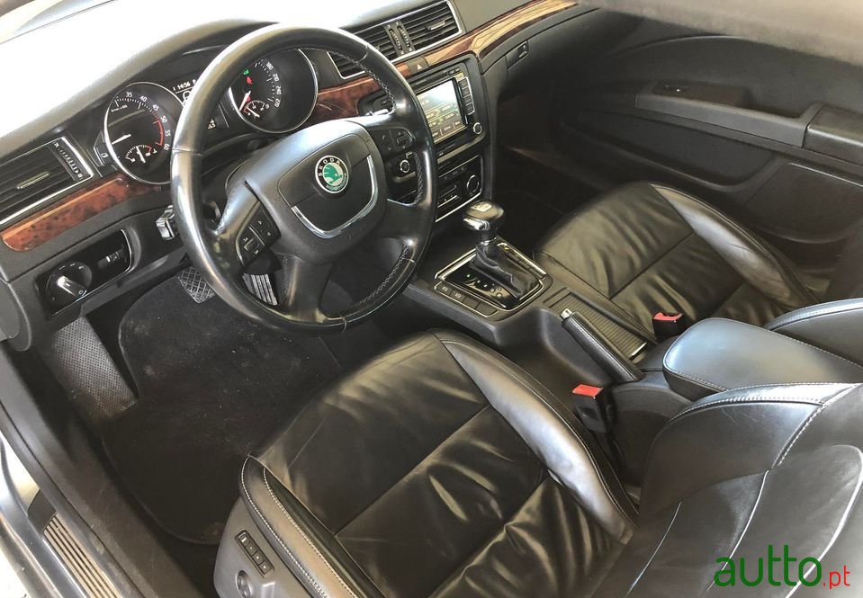 2010' Skoda Superb Break photo #5