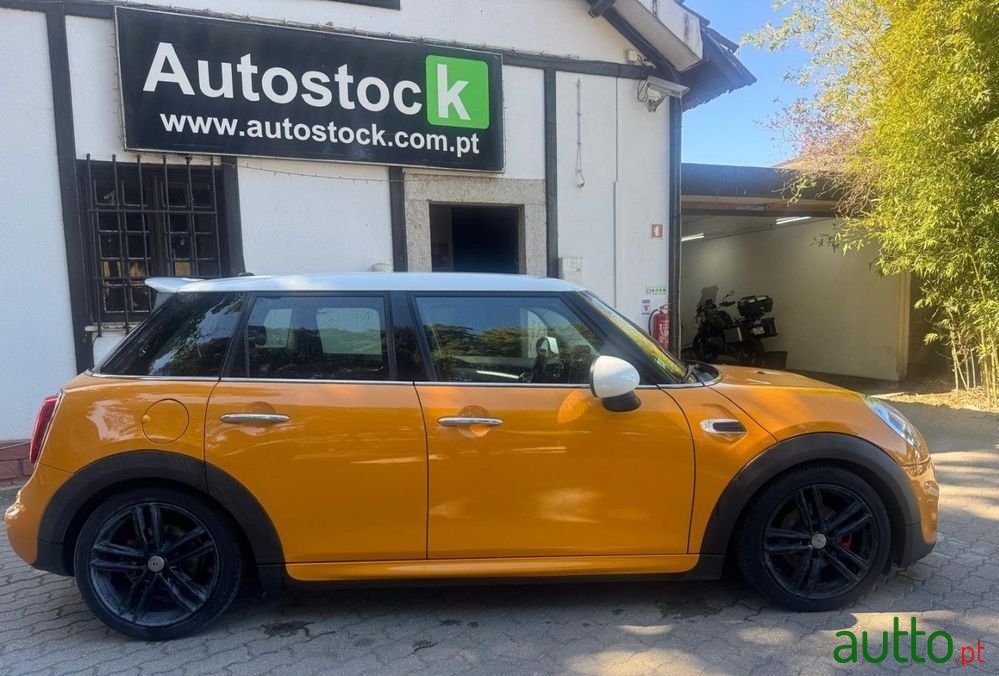 2015' MINI Cooper 5 Portas photo #3