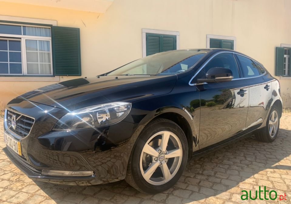 2015' Volvo V40 photo #2