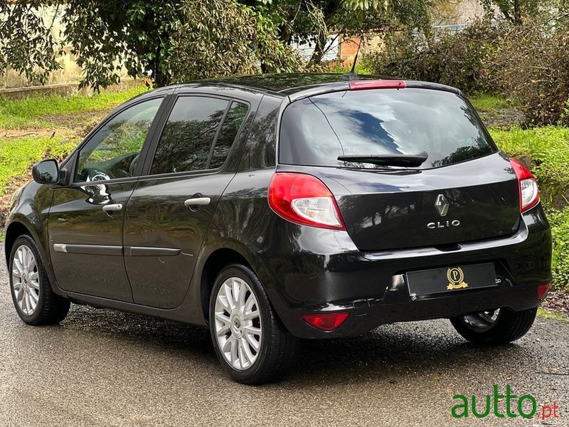 2011' Renault Clio photo #6