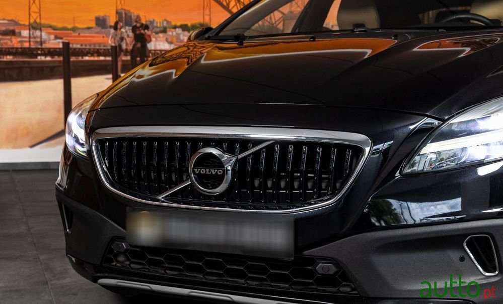 2017' Volvo V40 Cross Country 2.0 D2 photo #5