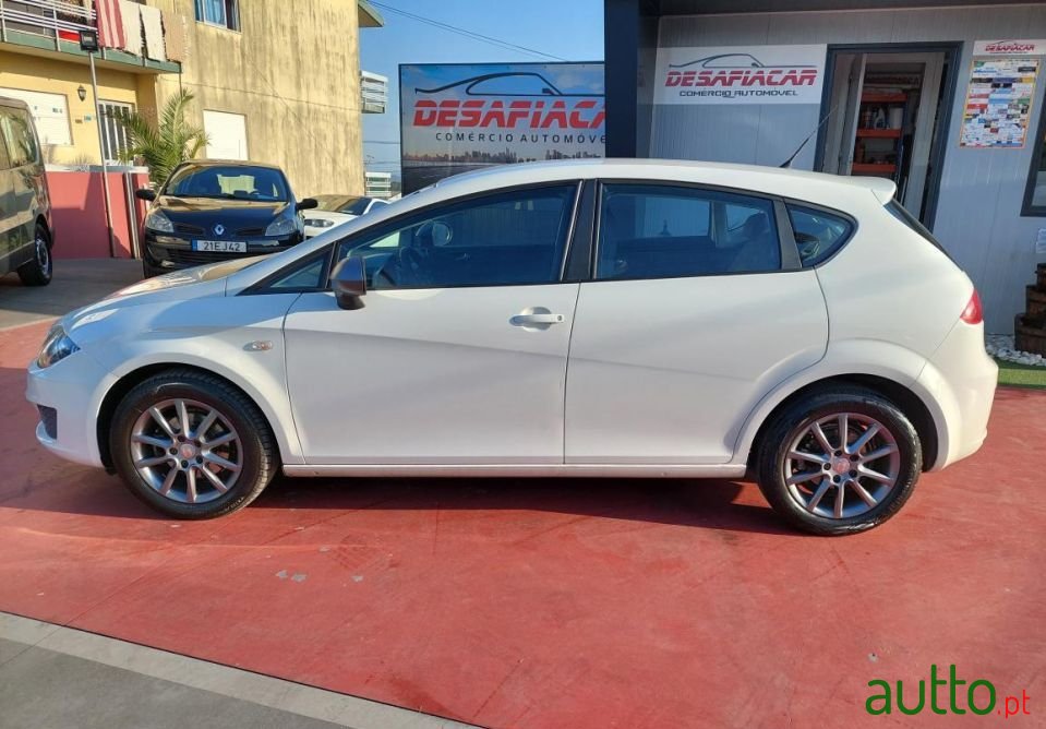 2011' SEAT Leon photo #2