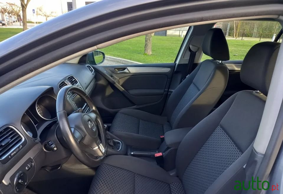 2011' Volkswagen Golf photo #3