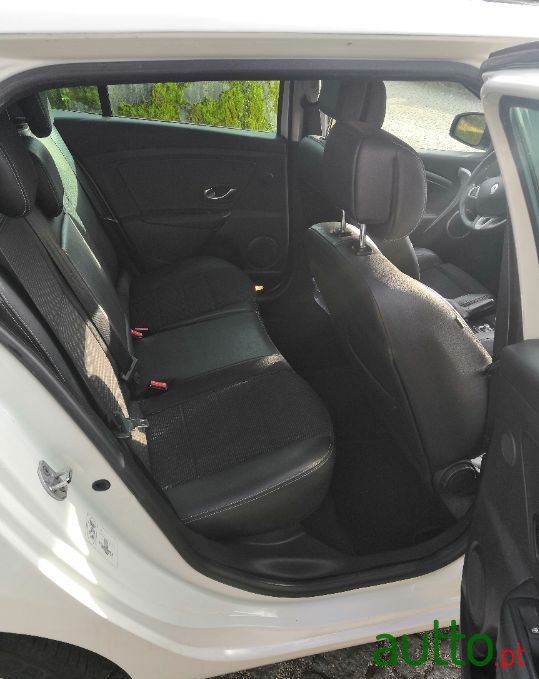 2011' Renault Megane Sport Tourer photo #6