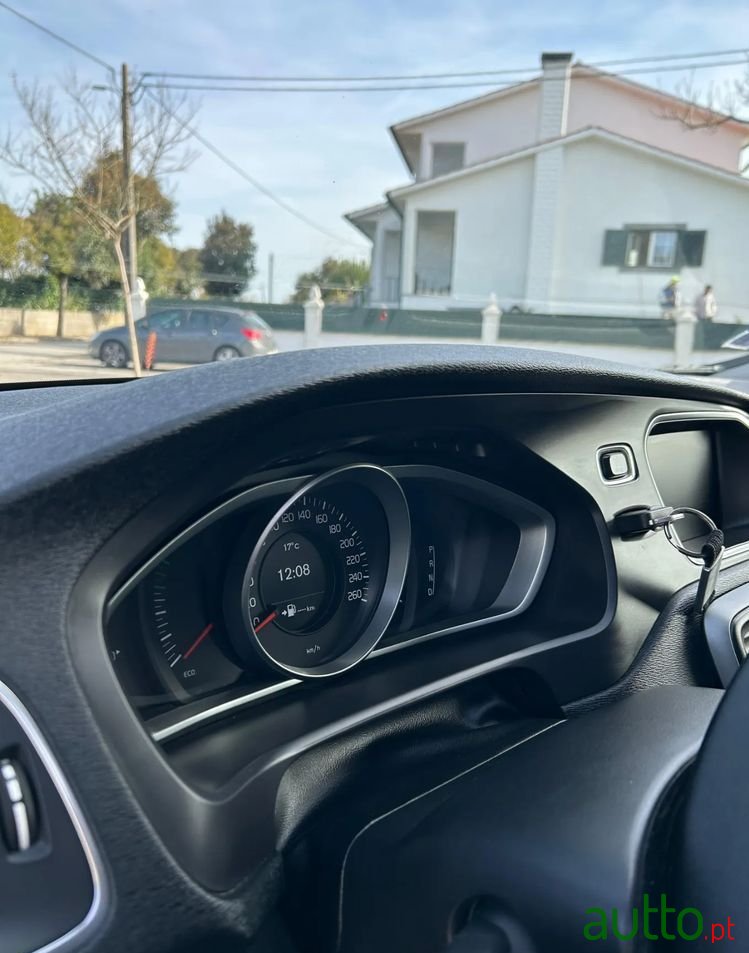 2019' Volvo V40 Cross Country photo #4