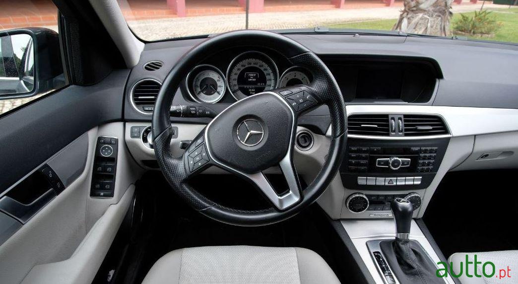 2012' Mercedes-Benz C-250 photo #3