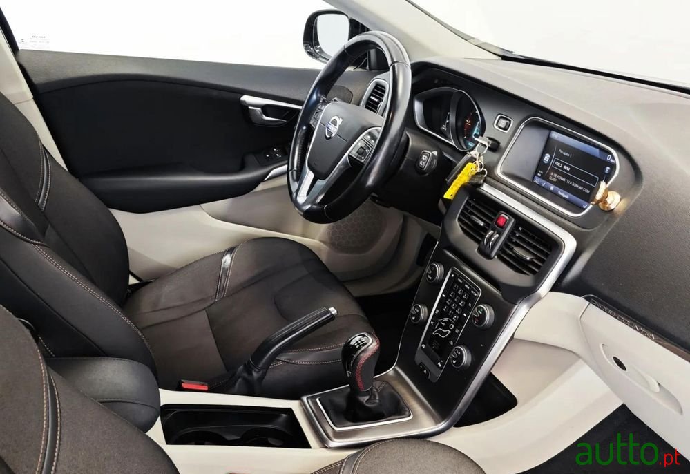 2014' Volvo V40 Cross Country photo #6