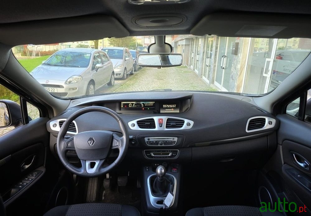 2010' Renault Scenic photo #5