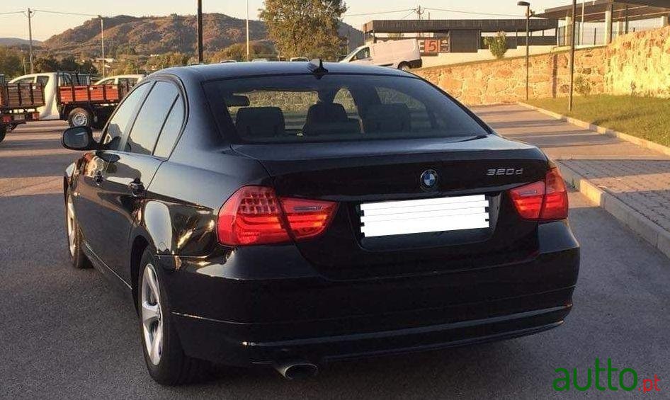 2011' BMW 320 photo #5