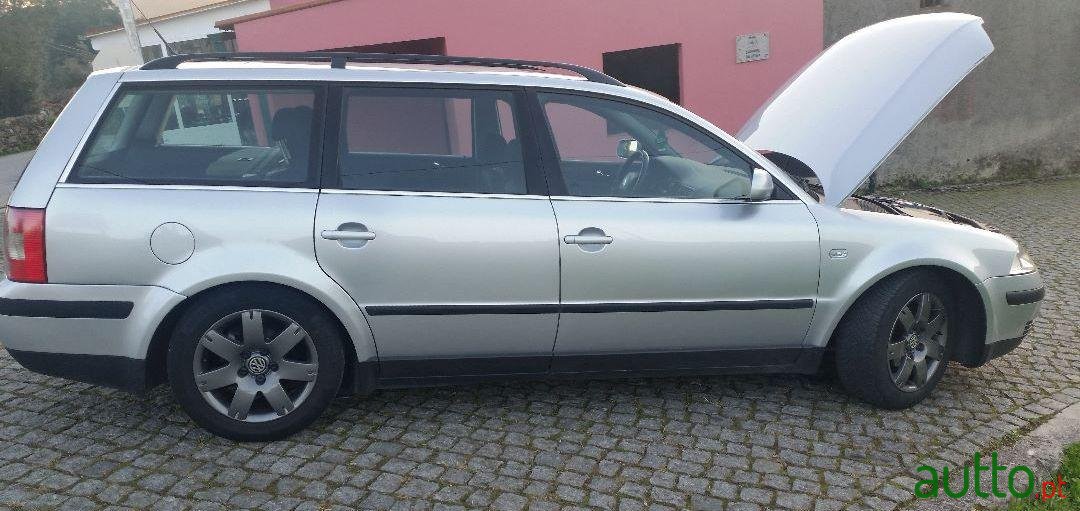 2002' Volkswagen Passat Variant photo #1