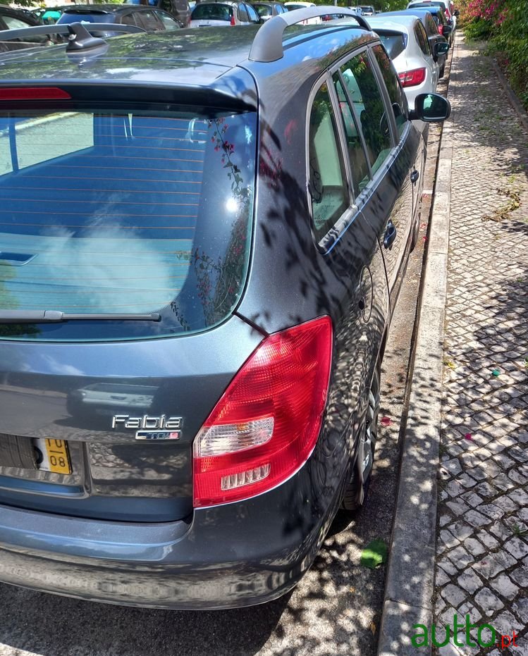 2010' Skoda Fabia Break photo #6