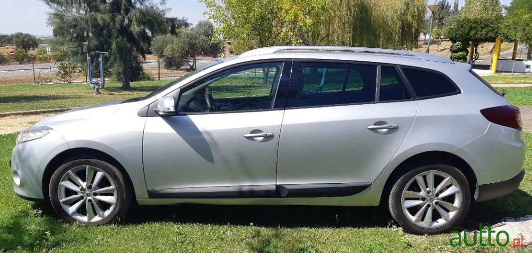 2010' Renault Megane Sport Tourer photo #4